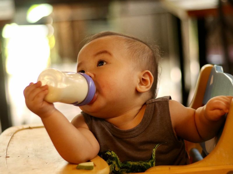 Tập cho trẻ tự cầm sữa hộp uống